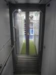 Glasschiebet�r auf dem Weg zur Toilette