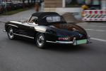 Fotos von Haustierfotos von Schnellen Autos in voller Fahrt
