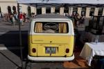 Bulli an einem Stand eines M�nchner Stra�enfestes